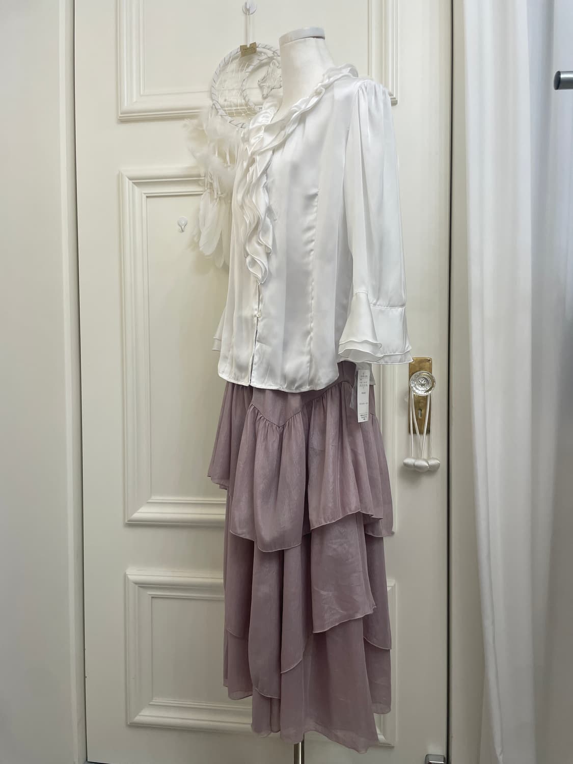 white ruffle point satin blouse 상품이미지3