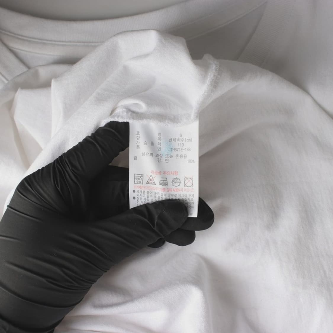 라코스테 화이트 브이넥 슬림핏 반팔티 6 상품이미지6