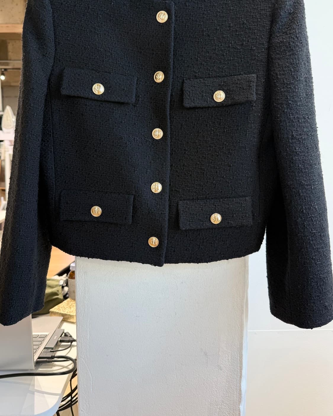 준지 블랙 금장 라운드 트위드 자켓  상품이미지6