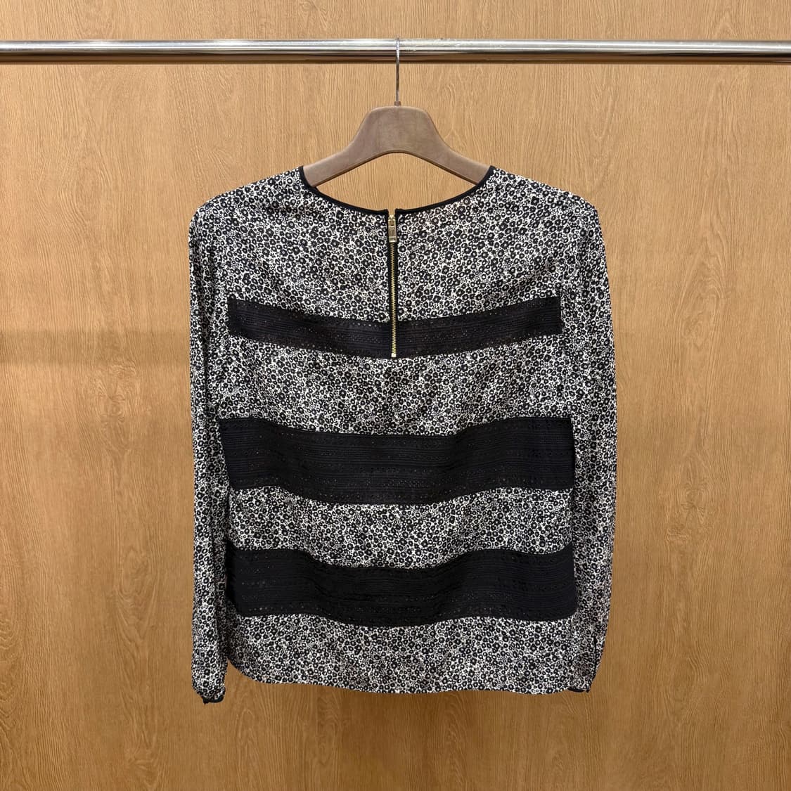 버버리 긴팔 라운드넥 실크 블라우스 플라워 패턴 디테일 배색 포인트 상품이미지3