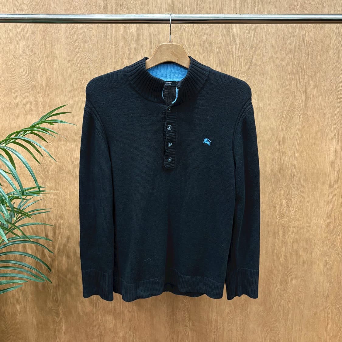 버버리 블랙 라벨 하프 버튼 긴팔 니트 배색 리브 로고 자수 디테일 블랙 상품이미지1