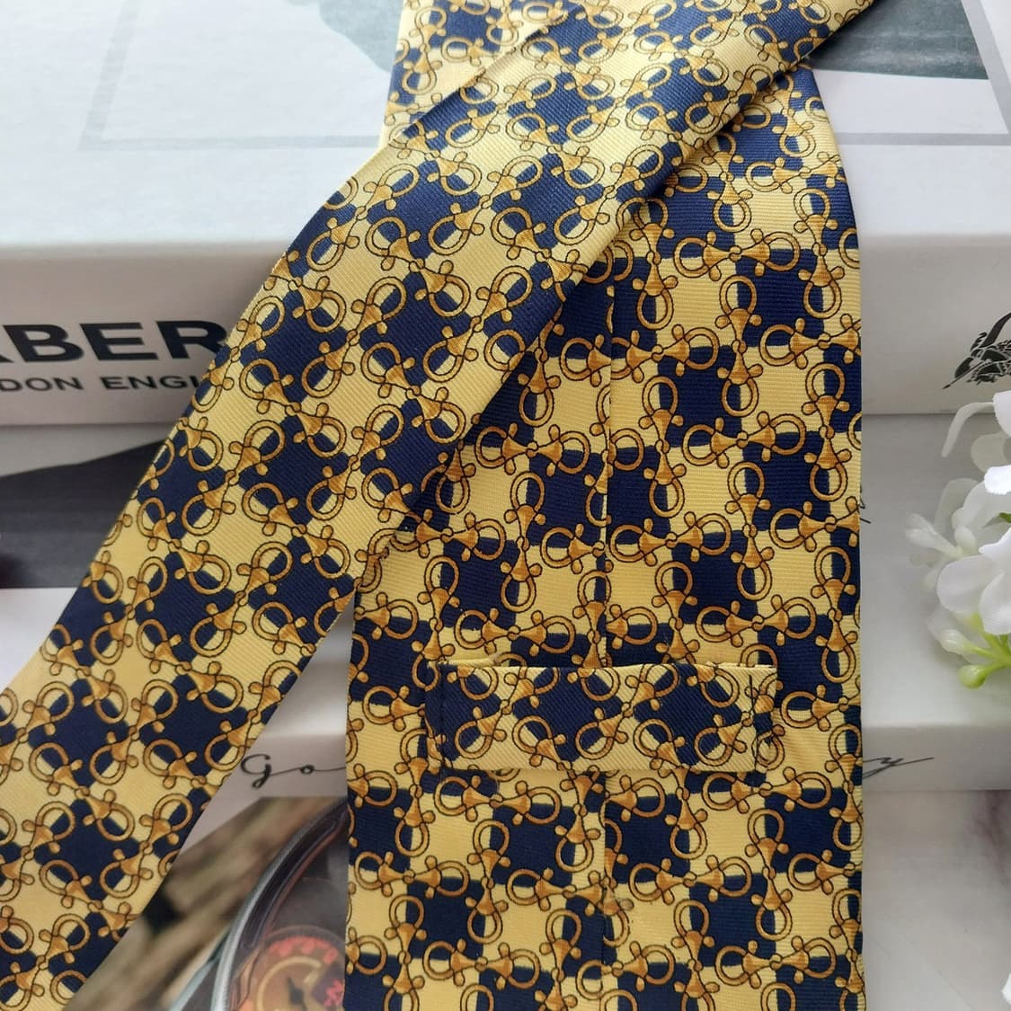 버버리 실크 골드&네이비 패턴 넥타이 9.4cm A+등급 K1805
 상품이미지4