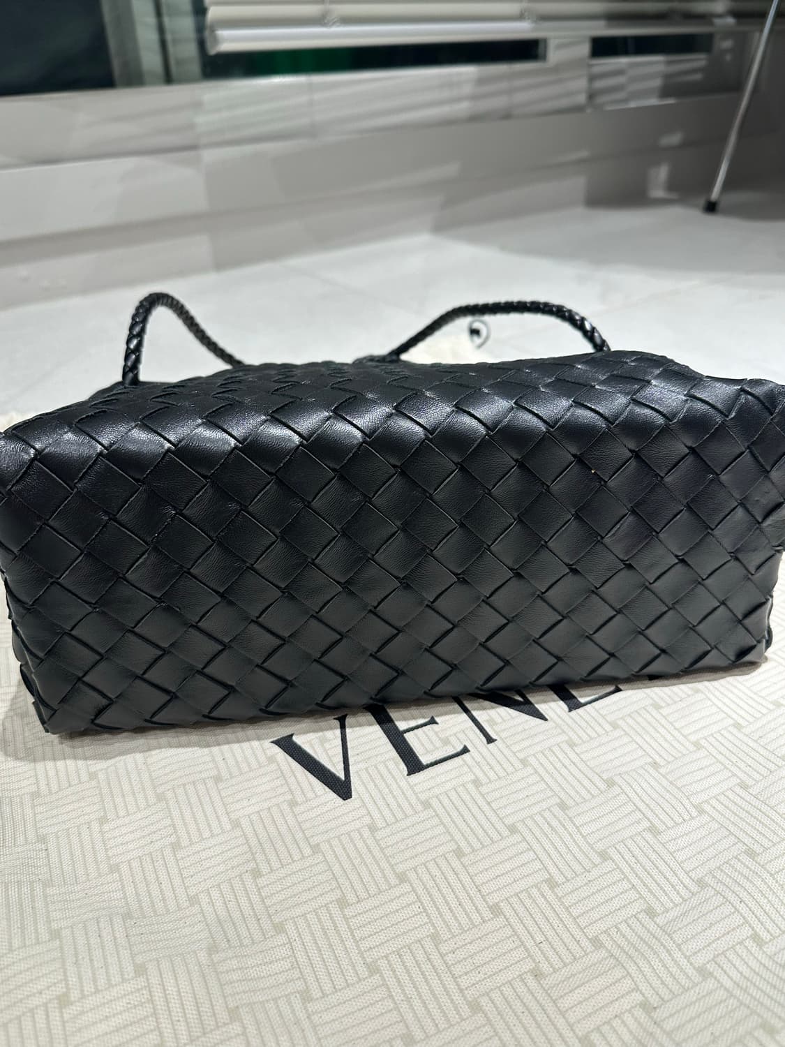 보테가베네타 ew 안디아모 백 블랙 컬러 상품이미지3