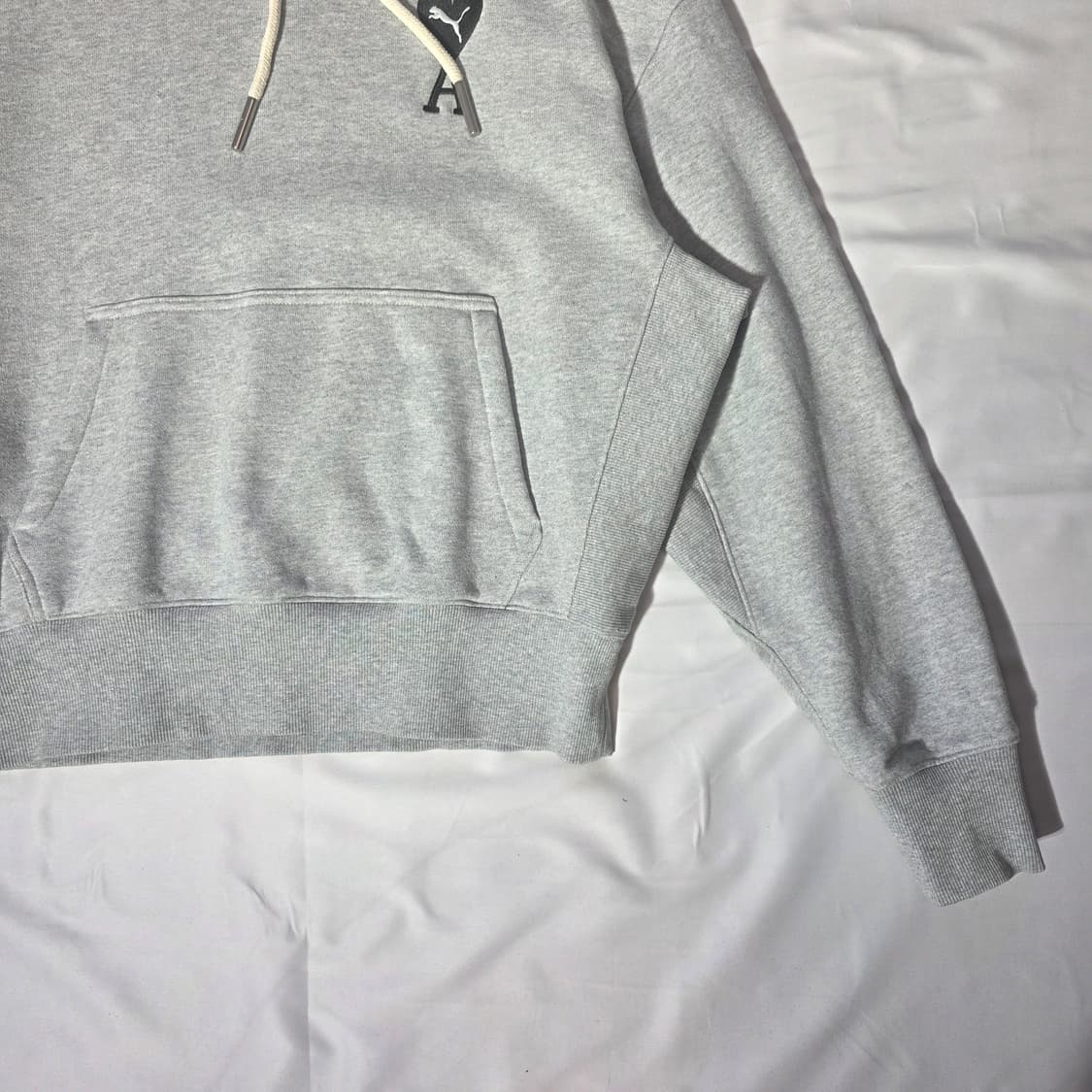 [L]퓨마x아미 로고 그레이 후드티 상품이미지4