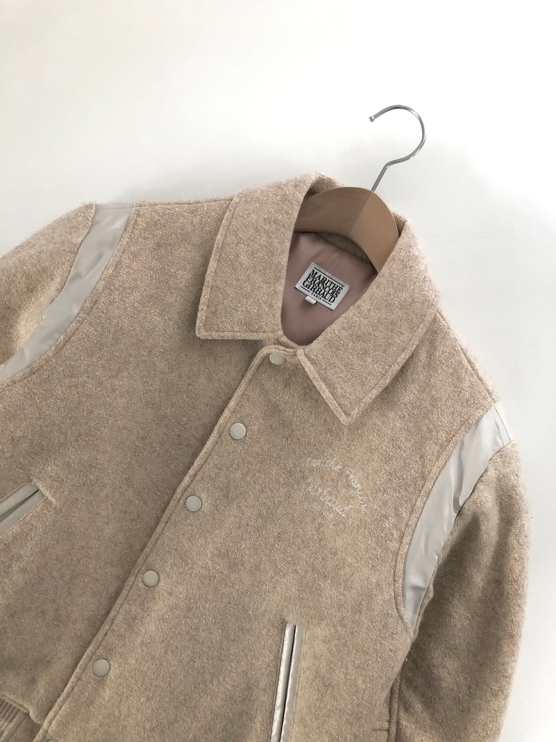 Marithé 마리떼 프랑소와 저버 아이보리 컬러 카라 바시티 자켓 상품이미지4