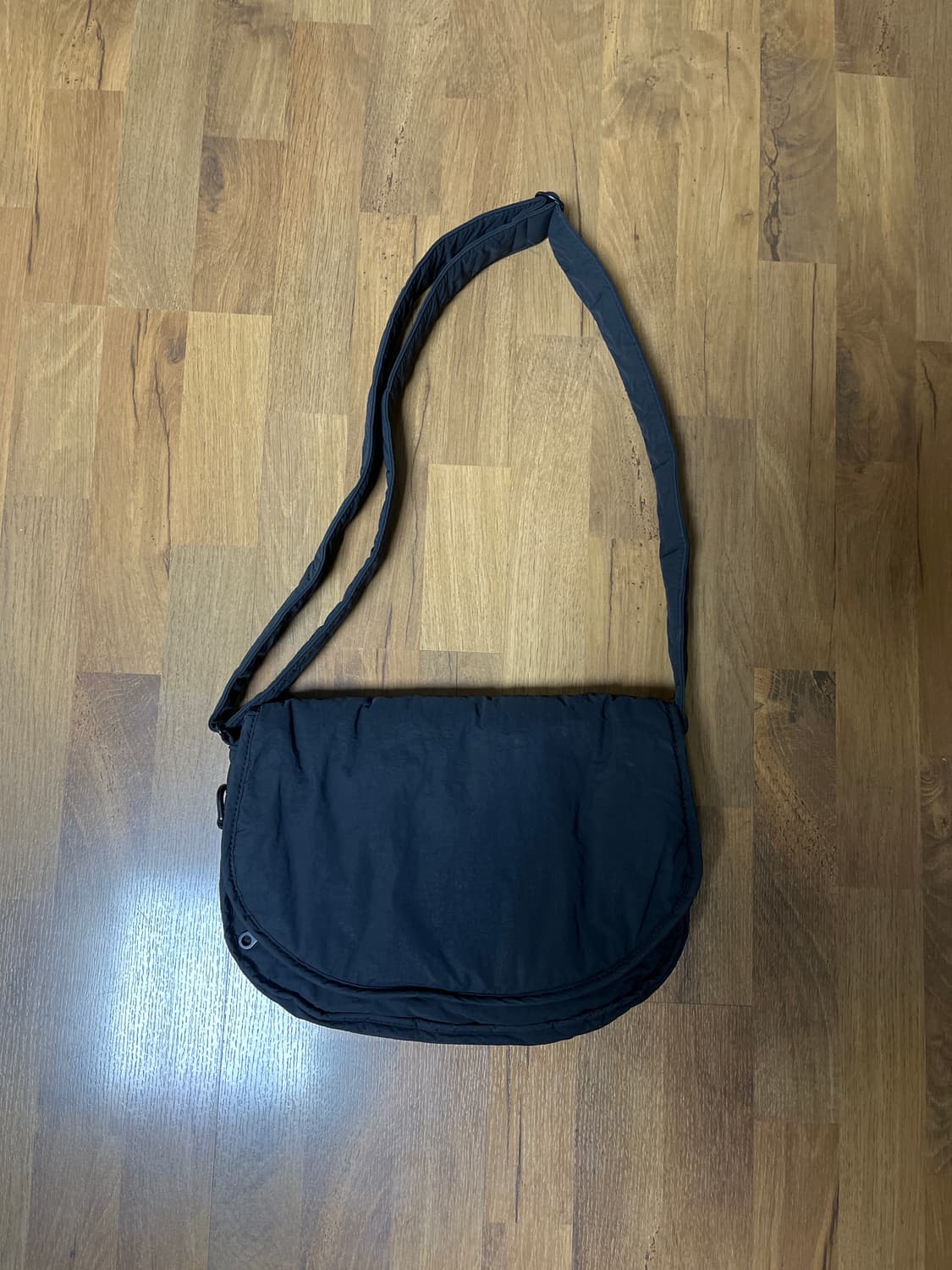 마지언 타이틀 스몰 러너스 백 블랙 상품이미지4