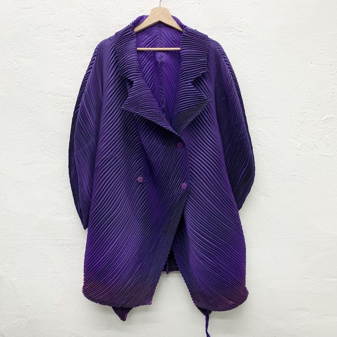 이세이 미야케 퍼플 플리츠 더블 코트 상품이미지2