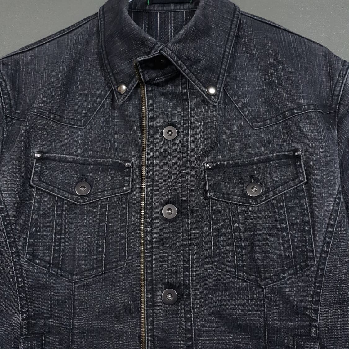 엘르 옴므 버튼 지퍼 디테일 흑청 데님 트러커 자켓 청자켓 상품이미지3