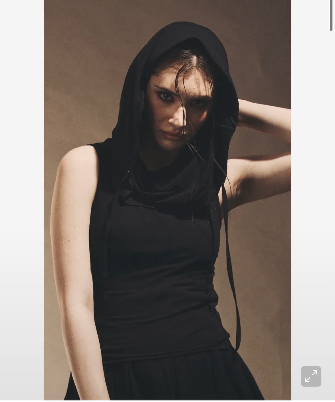 컷아웃 카울 후디 슬리브리스 - 블랙 상품이미지1