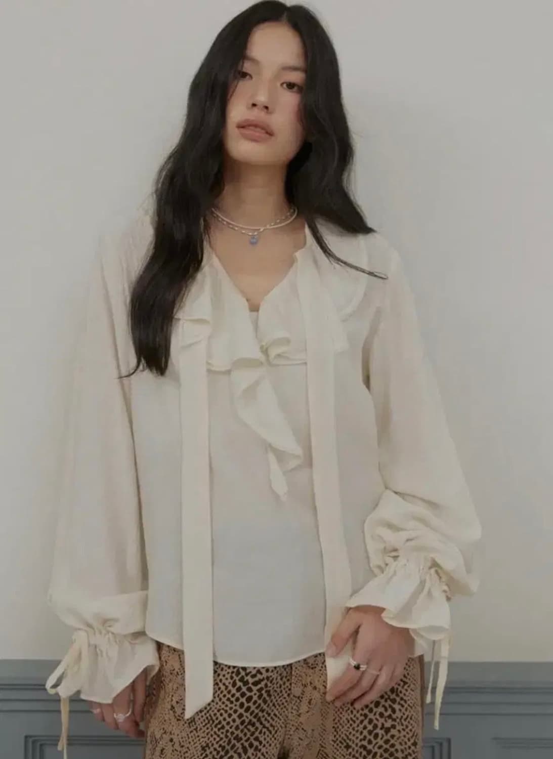 로이로이 타이 셔링 블라우스 25SS 상품이미지1