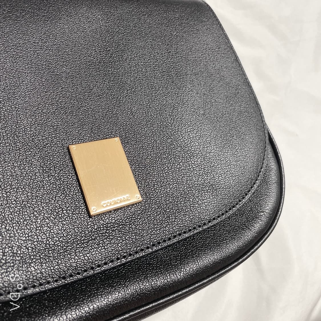 쿠론 반달 크로스백 블랙 상품이미지2