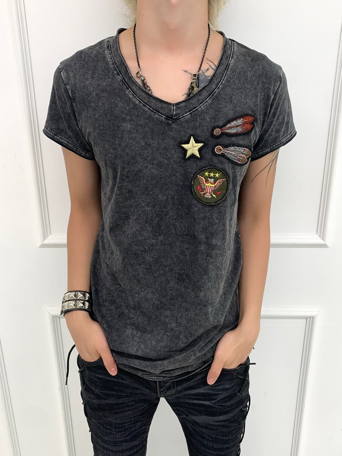 Indian feather patch v-neck slim t  상품이미지1