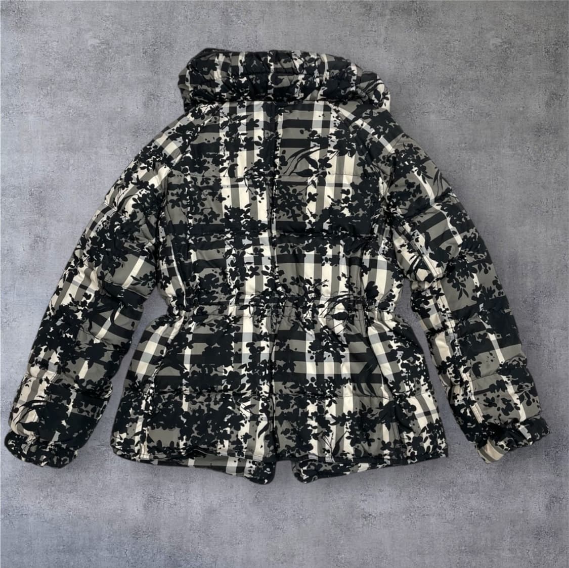 블랙 아이보리 플로럴 체크 패턴 하이넥 패딩 자켓 (UK 8) 상품이미지8