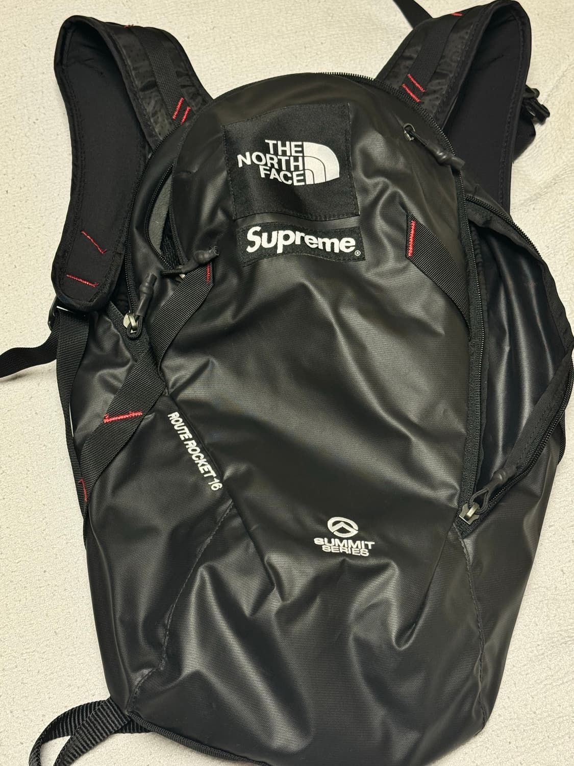 슈프림 x 노스페이스 서밋 시리즈 아우터 테이프 심 루트 로켓 백팩 블랙 상품이미지1