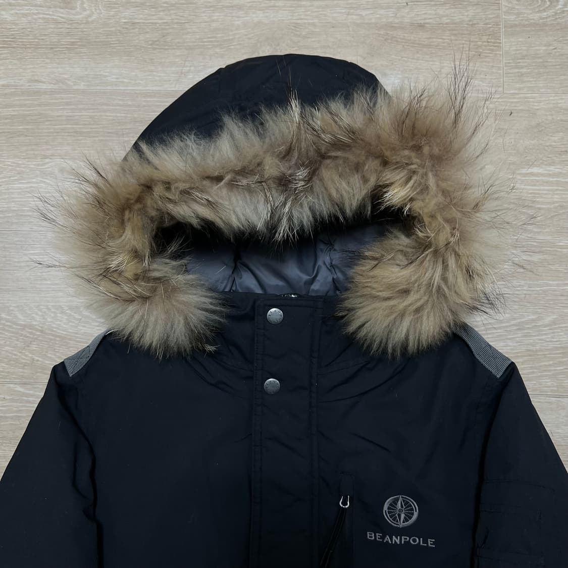 빈폴 아웃도어 덕다운 로고 퍼후드 미디엄 패딩 점퍼 [블랙] S/90 상품이미지2