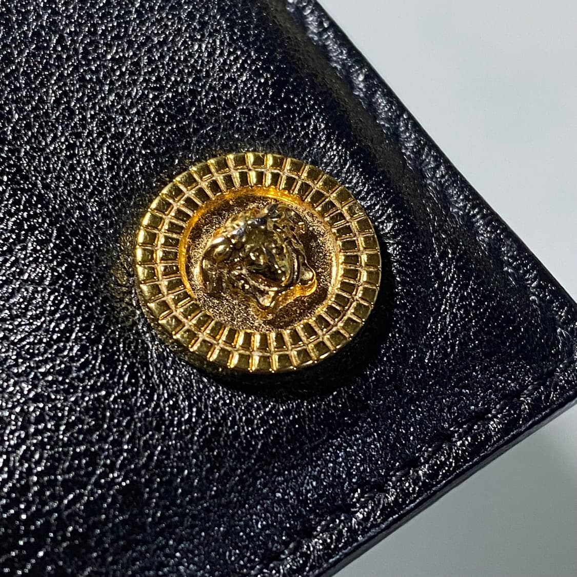 [정품] 베르사체 메두사헤드 금장플레이트 램스킨 카드지갑 상품이미지3