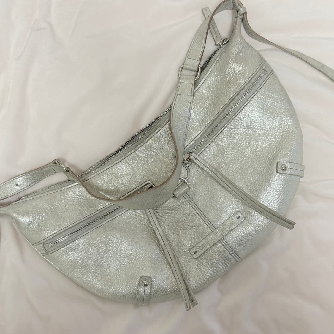 마뗑킴 지퍼 레더 실버 호보백 상품이미지3