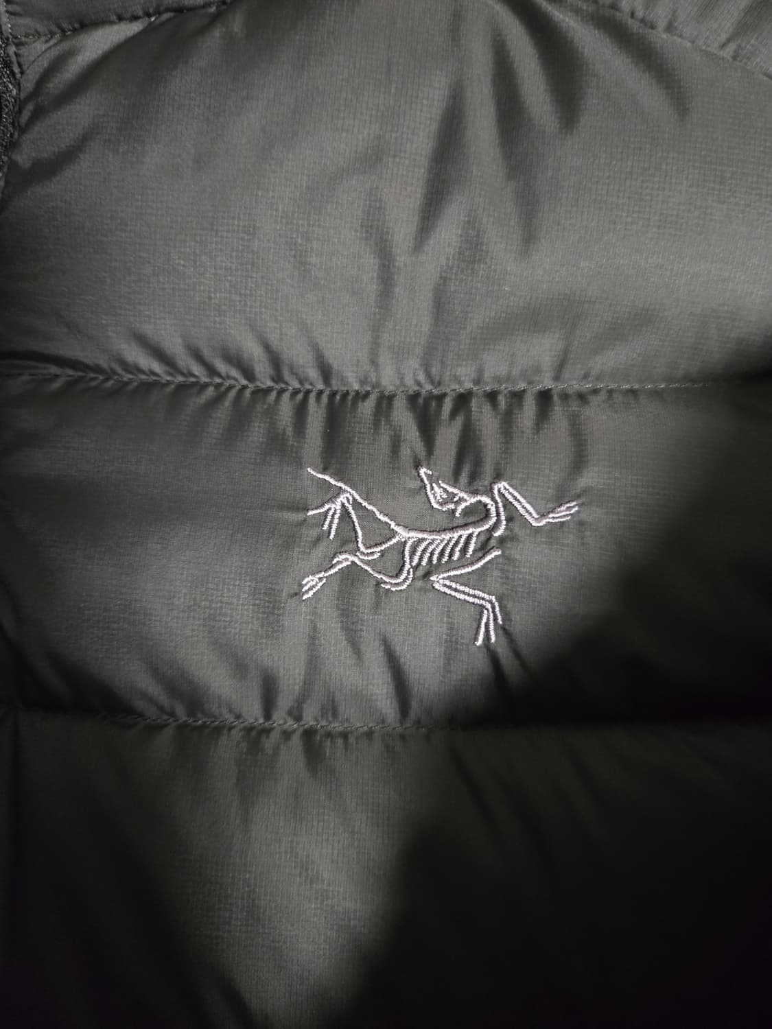 [XL]아크테릭스 세륨 후디 블랙 경량패딩 상태최상 상품이미지5