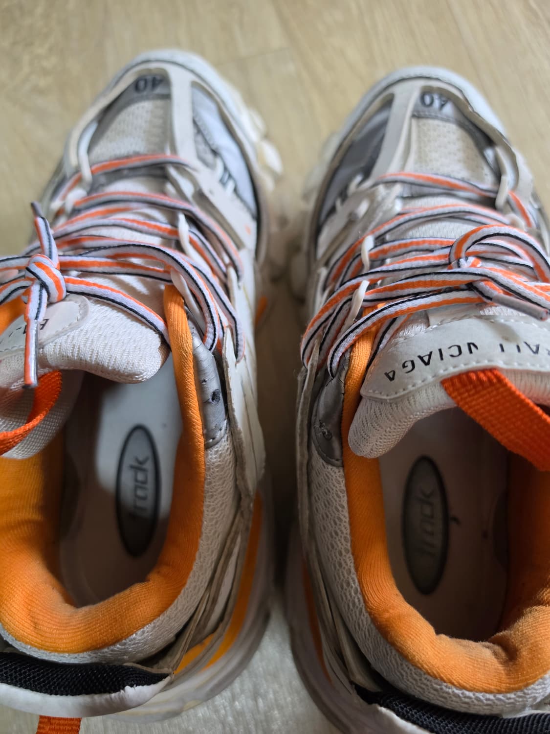 발렌시아가트렉흰주 40사이즈/255 상품이미지2