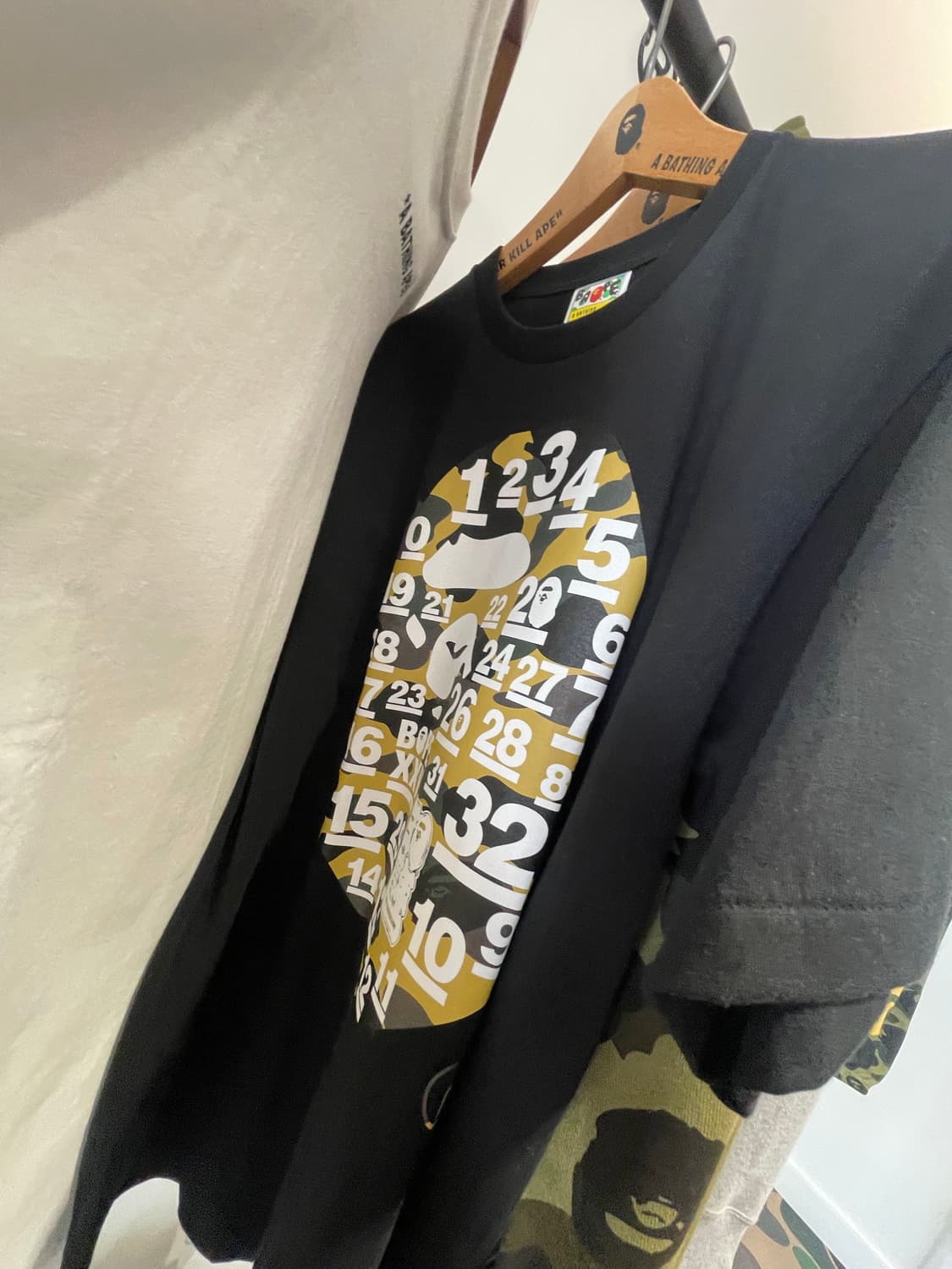 베이프 32주년 1st 카모 빅 에이프 헤드 반팔티 상품이미지2