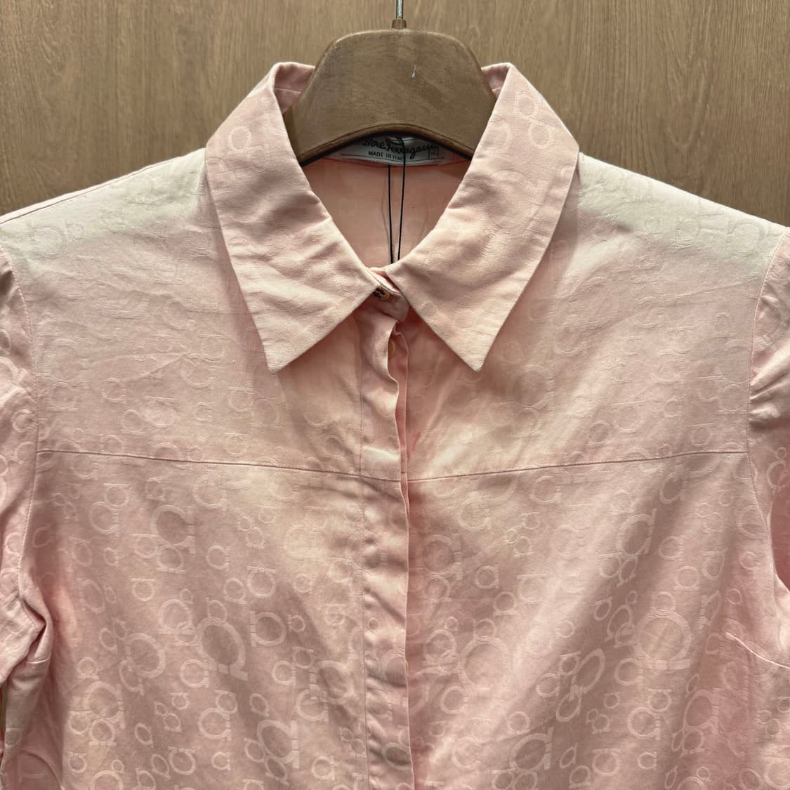 살바토레 페라가모 반팔 셔르 로고 패턴 히든버튼 디테일 핑크 상품이미지4