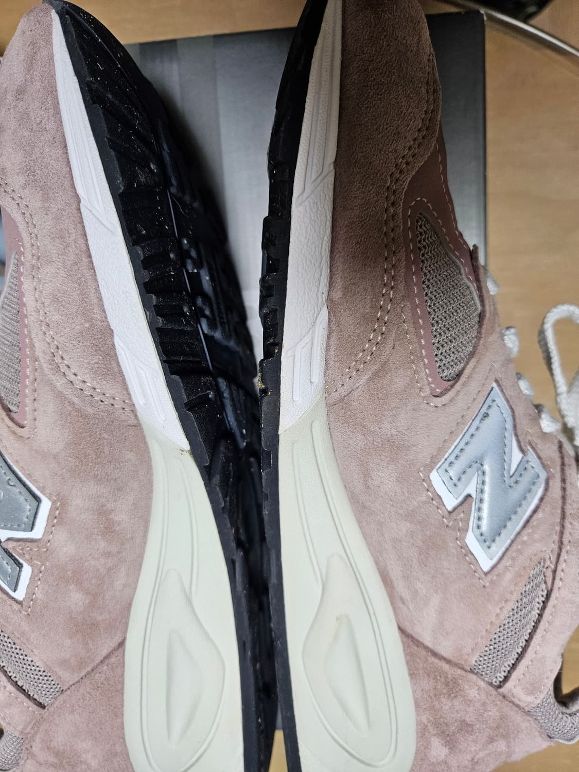 뉴발란스 Kith 990v2 rose 상품이미지5