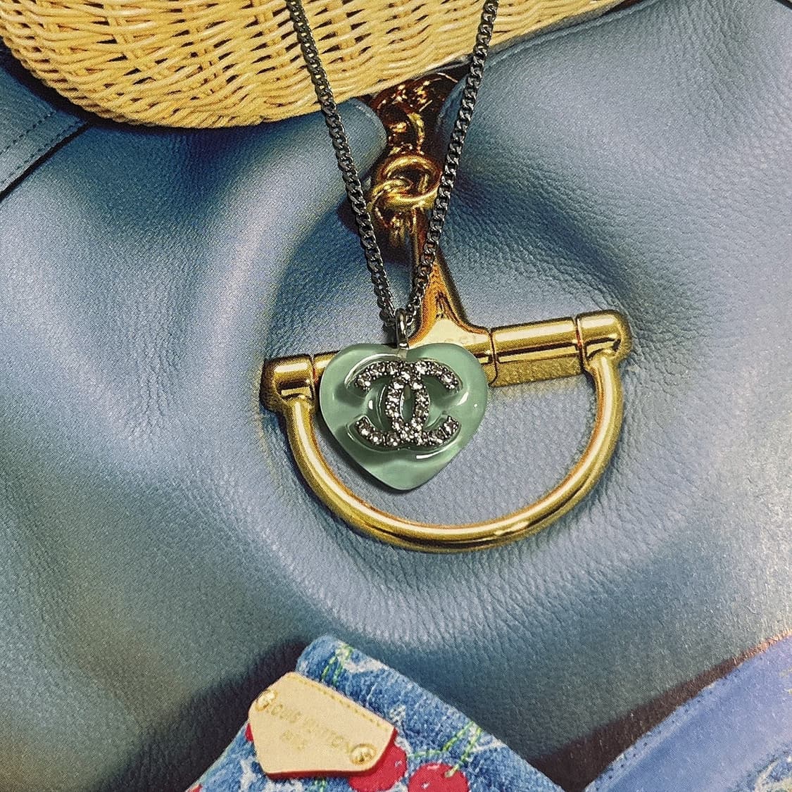 샤넬 민트 글라스 하트 크리스탈 CC로고 실버 목걸이 상품이미지1