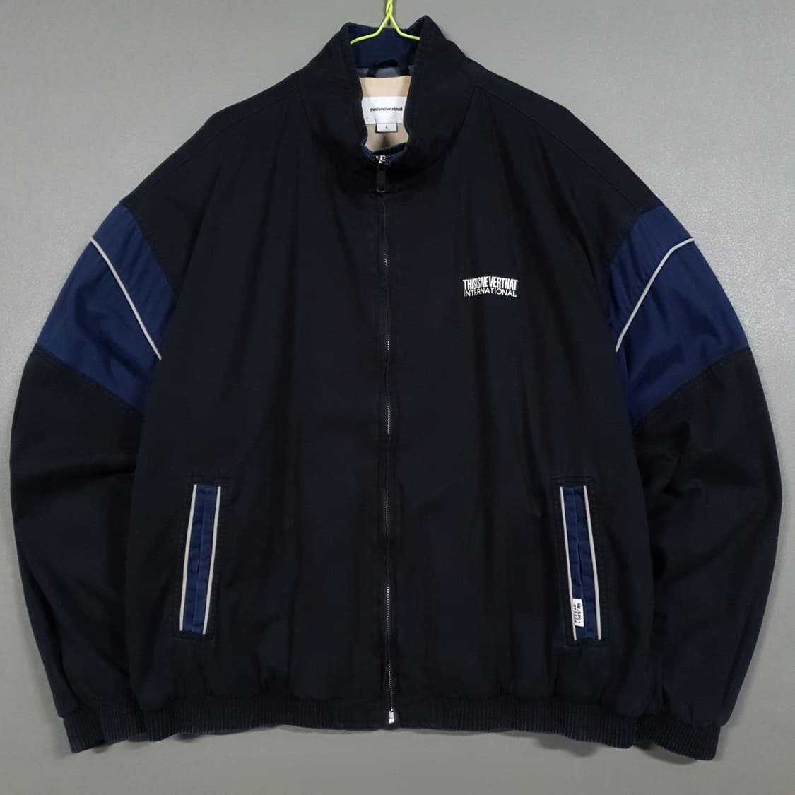 L (100) 디스이즈네버댓 오버핏 배색 후면 그래픽 트랙 자켓 블랙 상품이미지1