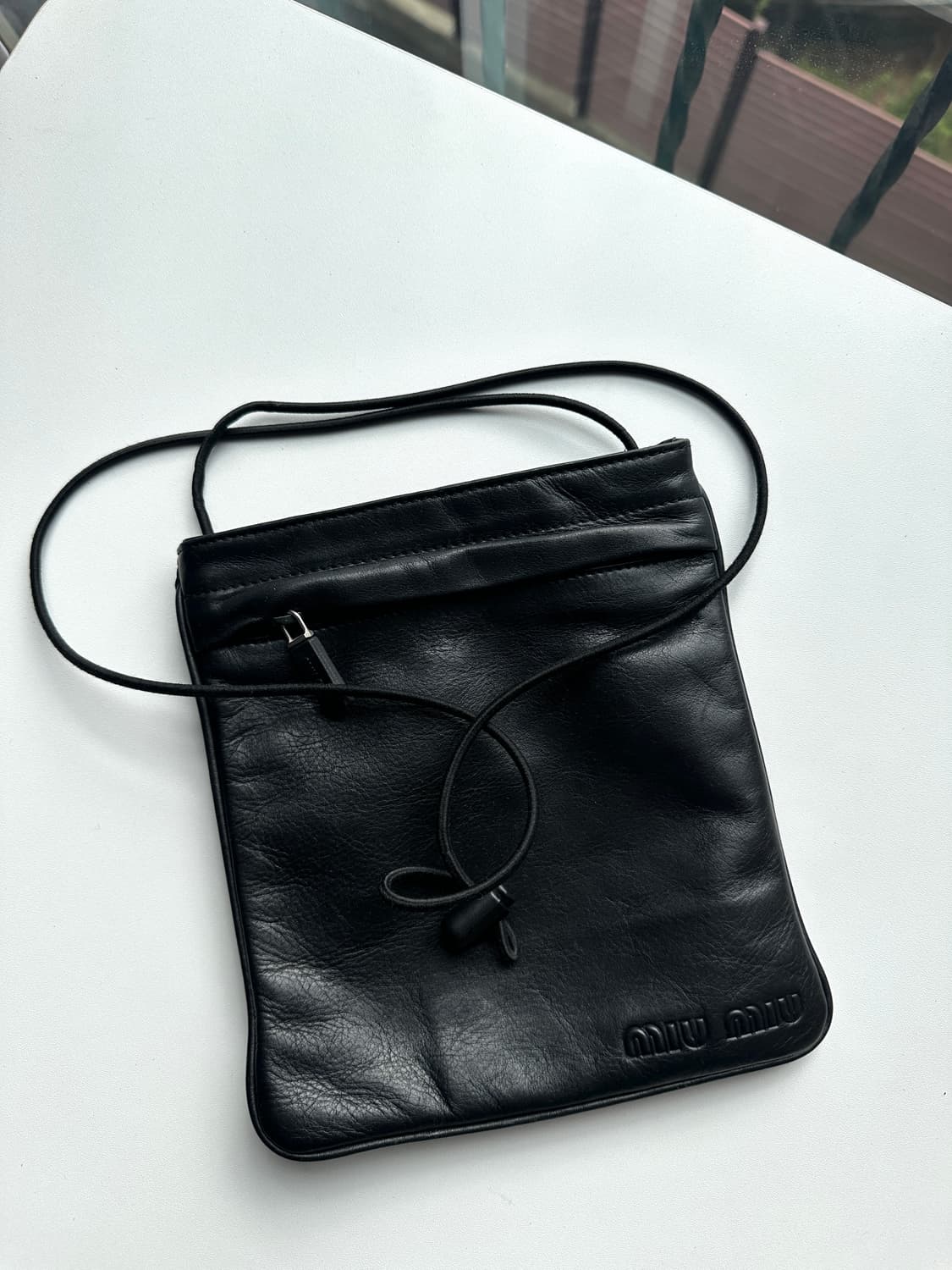 미우미우 레더 크로스백 – 미니멀 컨템포러리 에센셜 상품이미지1