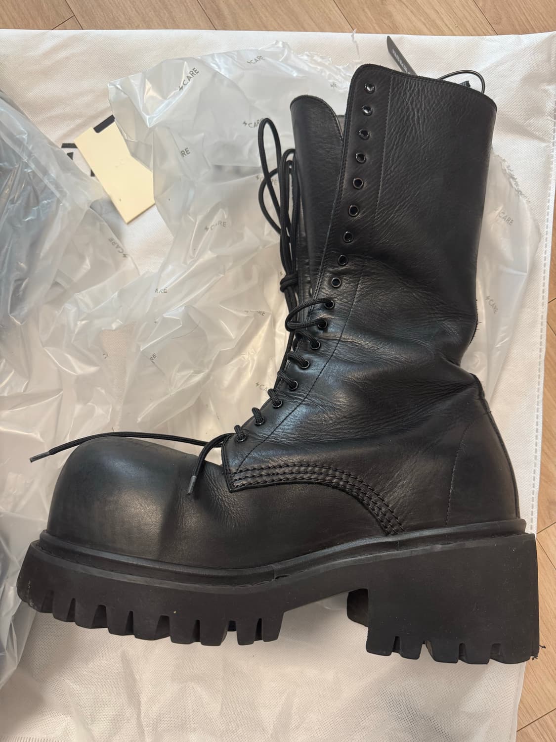 (42)발렌시아가 스톰퍼 런웨이 상품이미지3