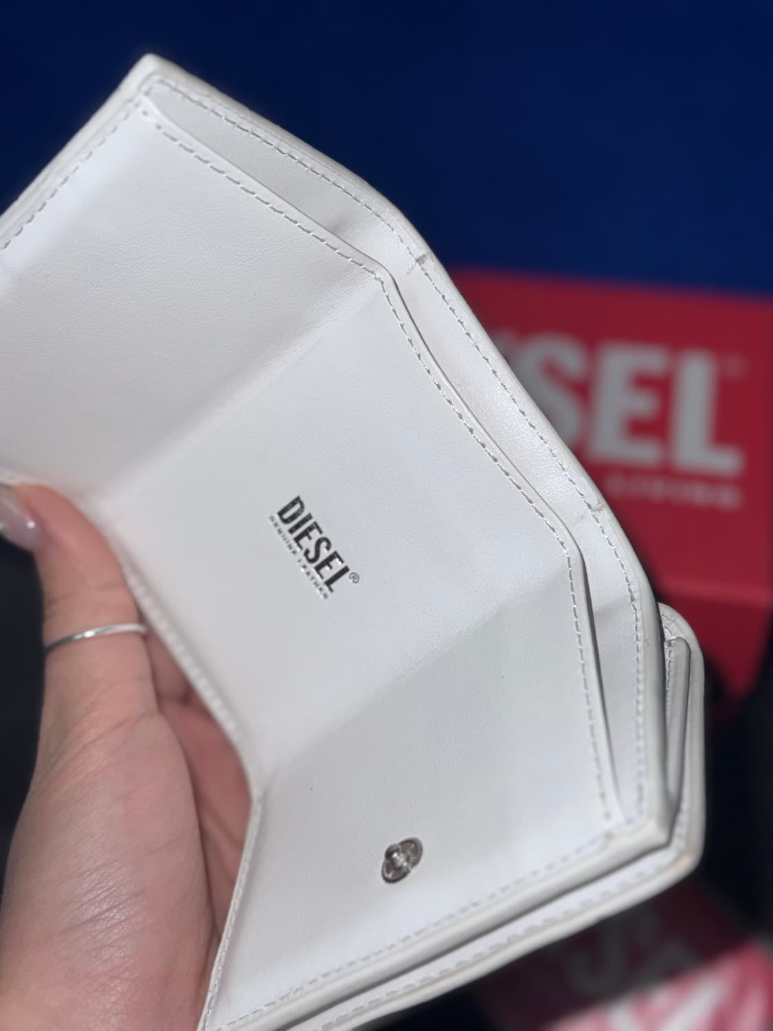 디젤 1DR 트라이폴드 반지갑 화이트 상품이미지3