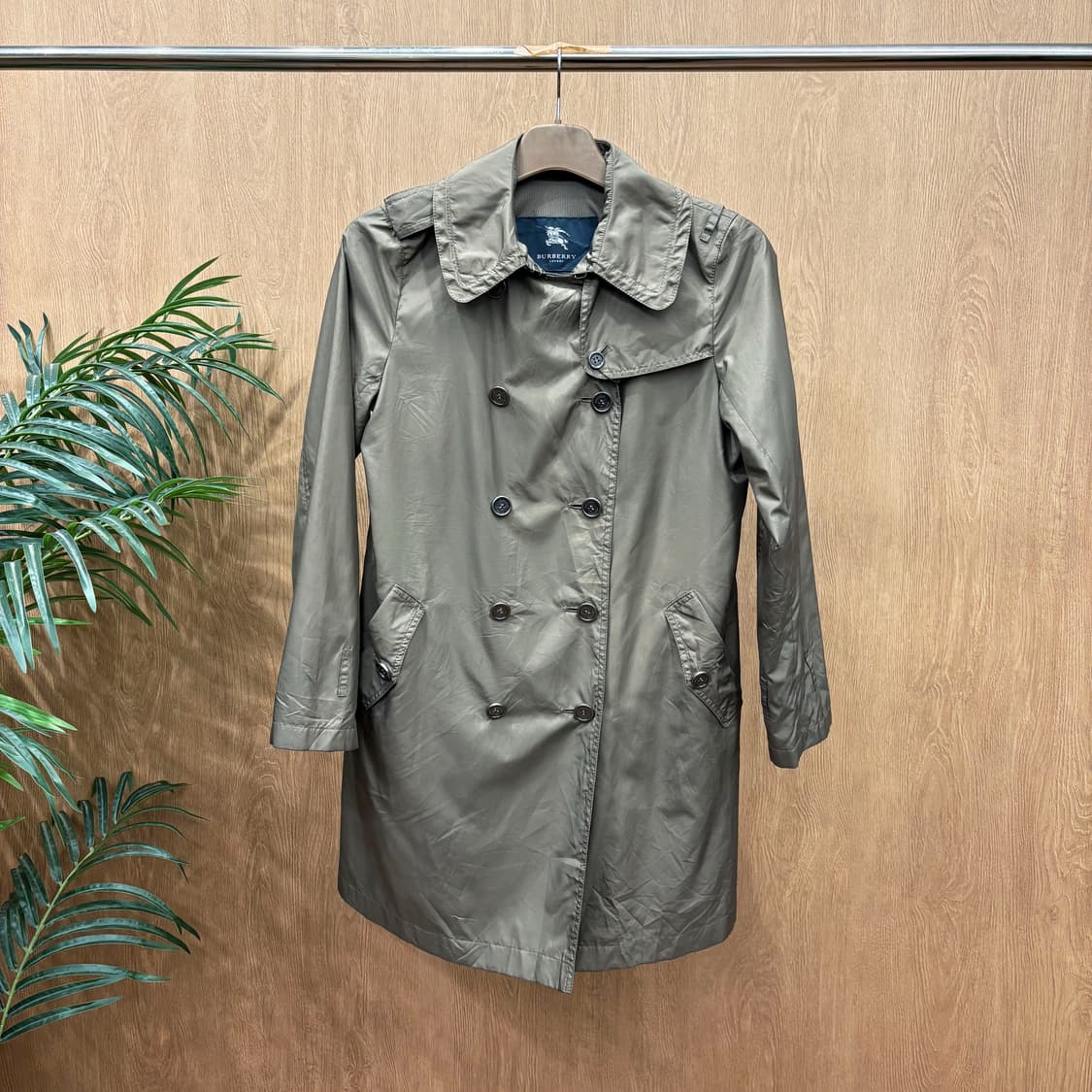 버버리 런던 더블 버튼 라이트 트렌치 코트 넥라인 스트랩 디테일 브라운 상품이미지1