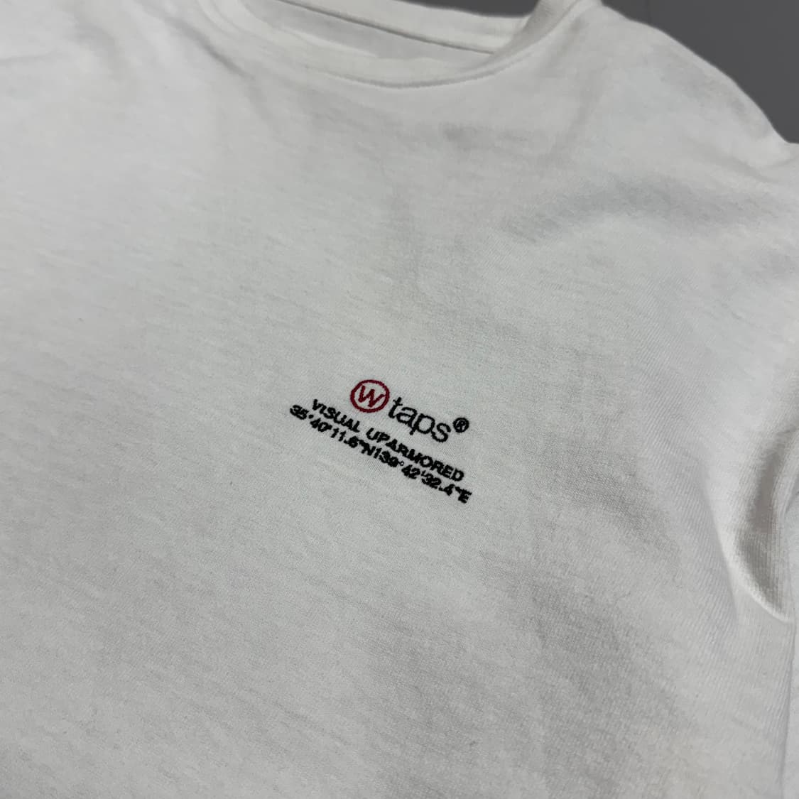 더블탭스(WTAPS) 화이트컬러 닷 사이트 자수 로고 크루넥 반팔 상품이미지4