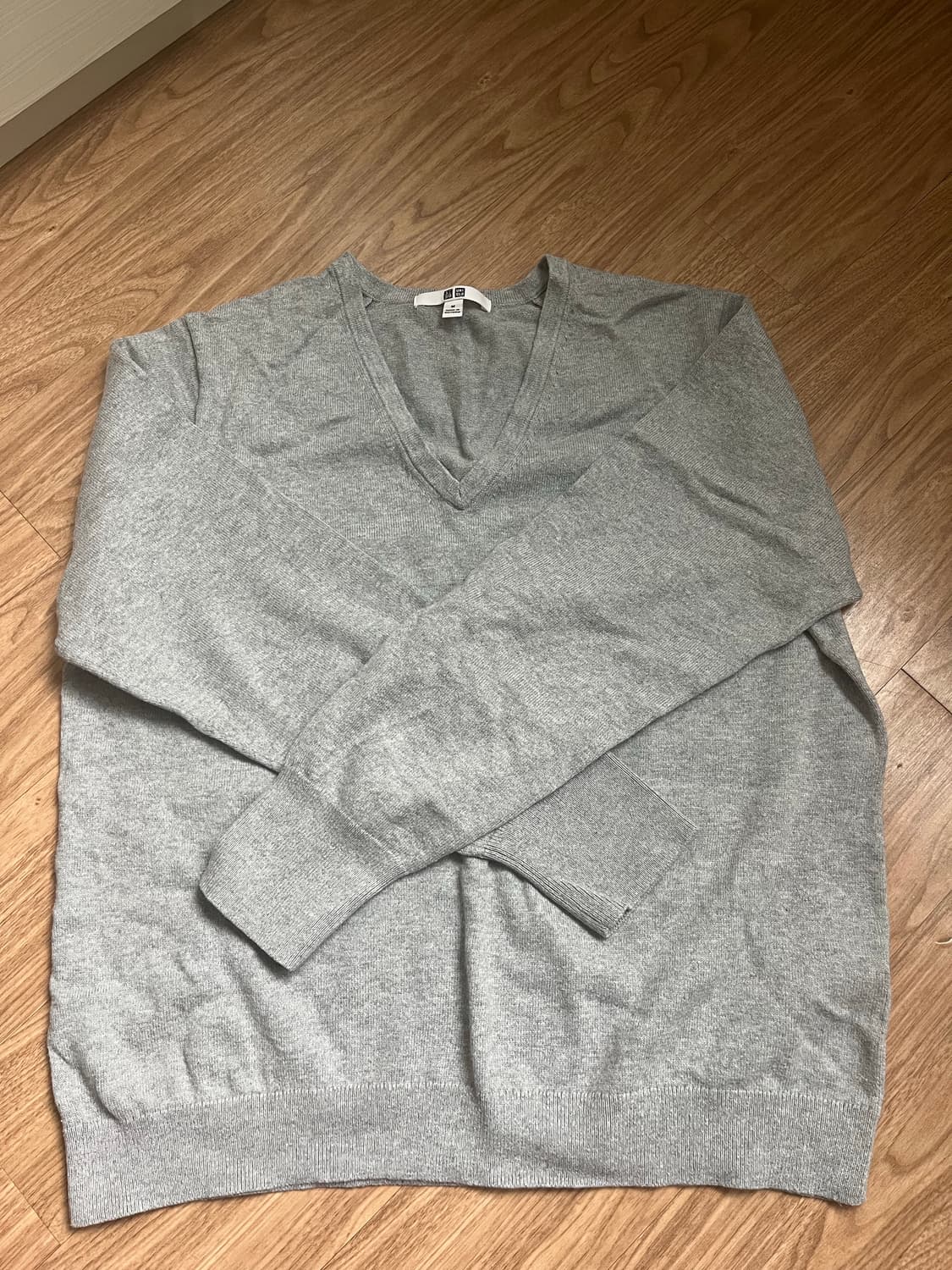 유니클로 브이넥 니트 M 상품이미지3