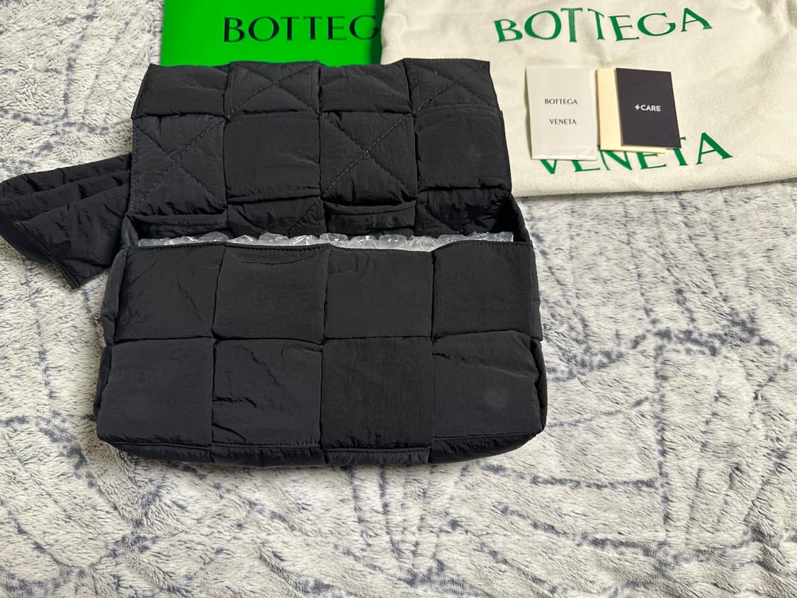 보테가베네타 패디드 테크 카세트백 미디움 상품이미지2