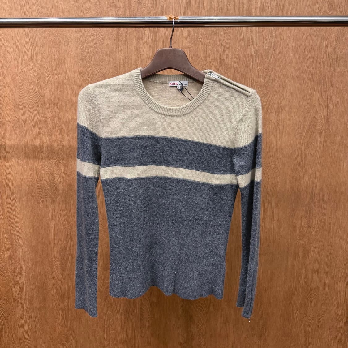 마이클코어스 라운드넥 니트 슬리브 숄더 지퍼 디테일 아이보리 그레이 상품이미지2