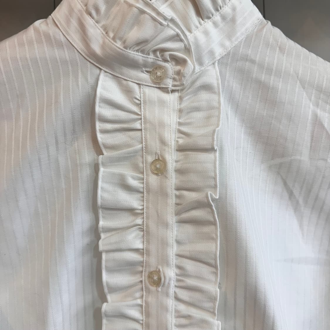 화이트 프릴 장식 블라우스 상품이미지2