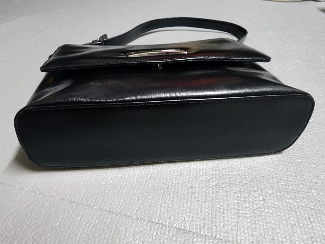 닥스 블랙 유광 숄더백 상품이미지5