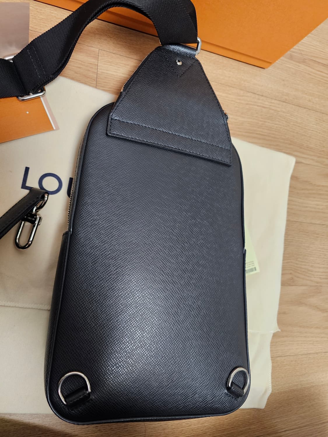 루이비통 올레더 에비뉴 슬링백 타이가 신형 상품이미지5