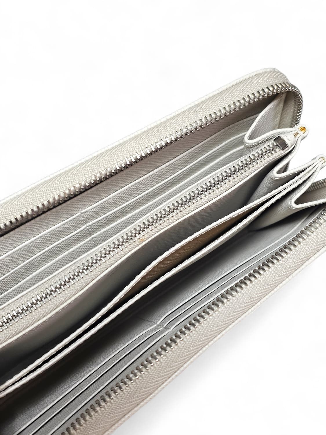 프라다 메탈로고 사피아노 장지갑 베이지 화이트 상품이미지8