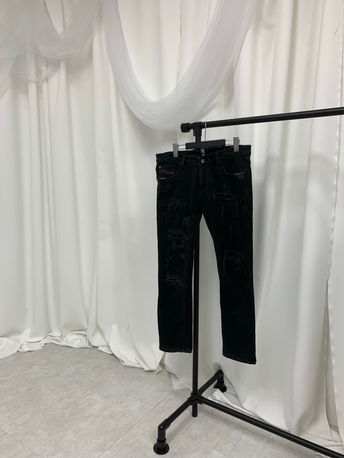 Diesel low-rise distressed jeans 상품이미지3