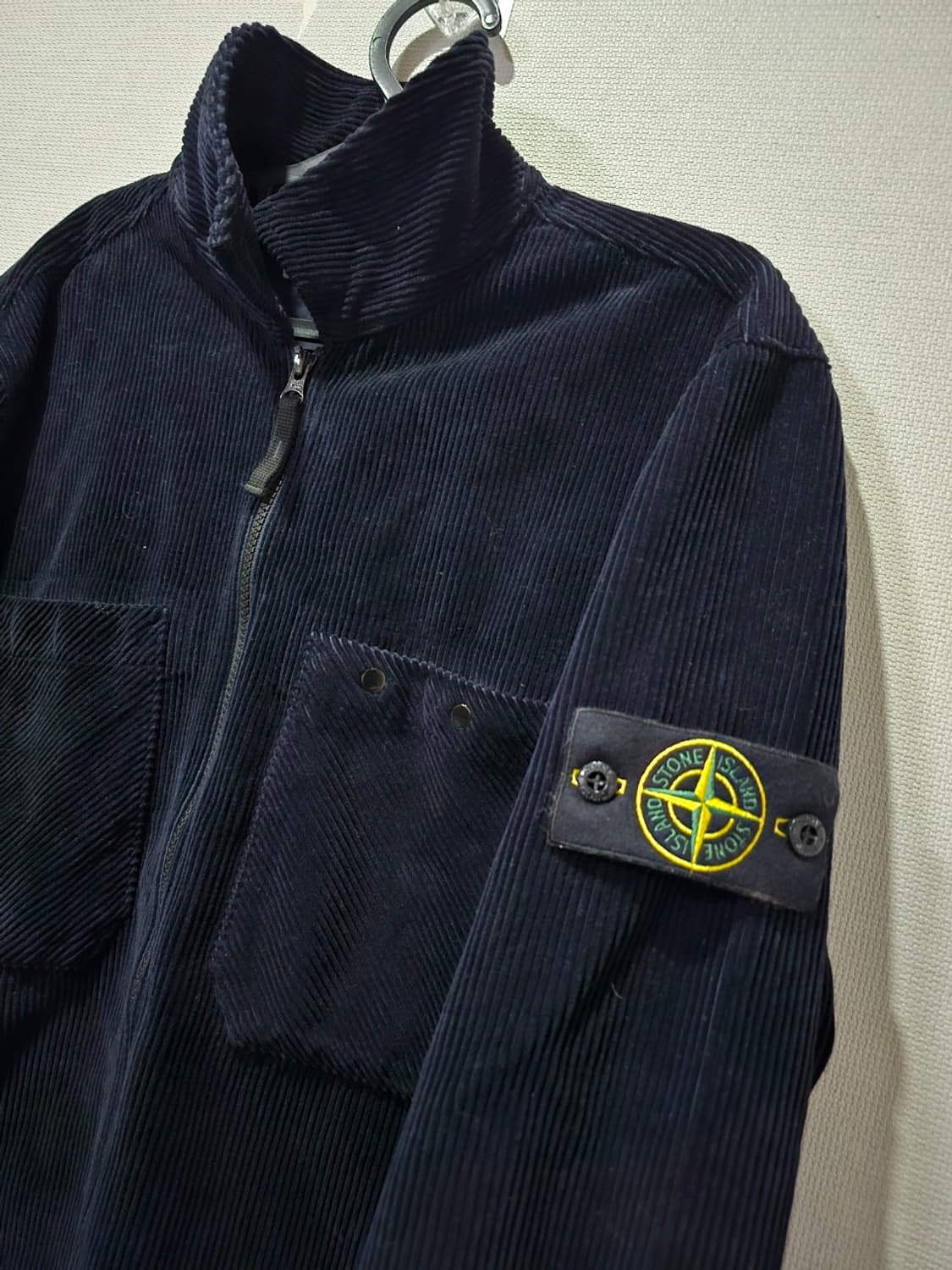 정품 24FW 스톤아일랜드 와펜 패치 코듀로이 자켓 블랙 95 / M 상품이미지2