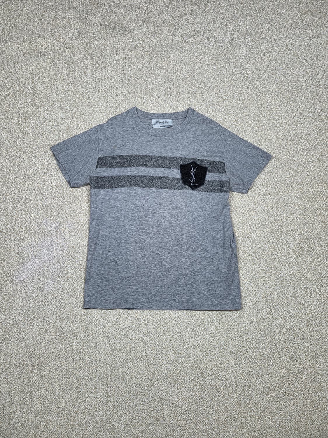 [입생로랑] YSL 쉴드 패치 스트라이프 반팔 티셔츠 | S00140 상품이미지1