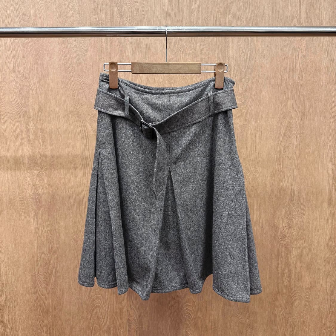 장폴고티에 팜므 울 블렌드 벨트 디테일 플리츠 미디 스커트 그레이 상품이미지2