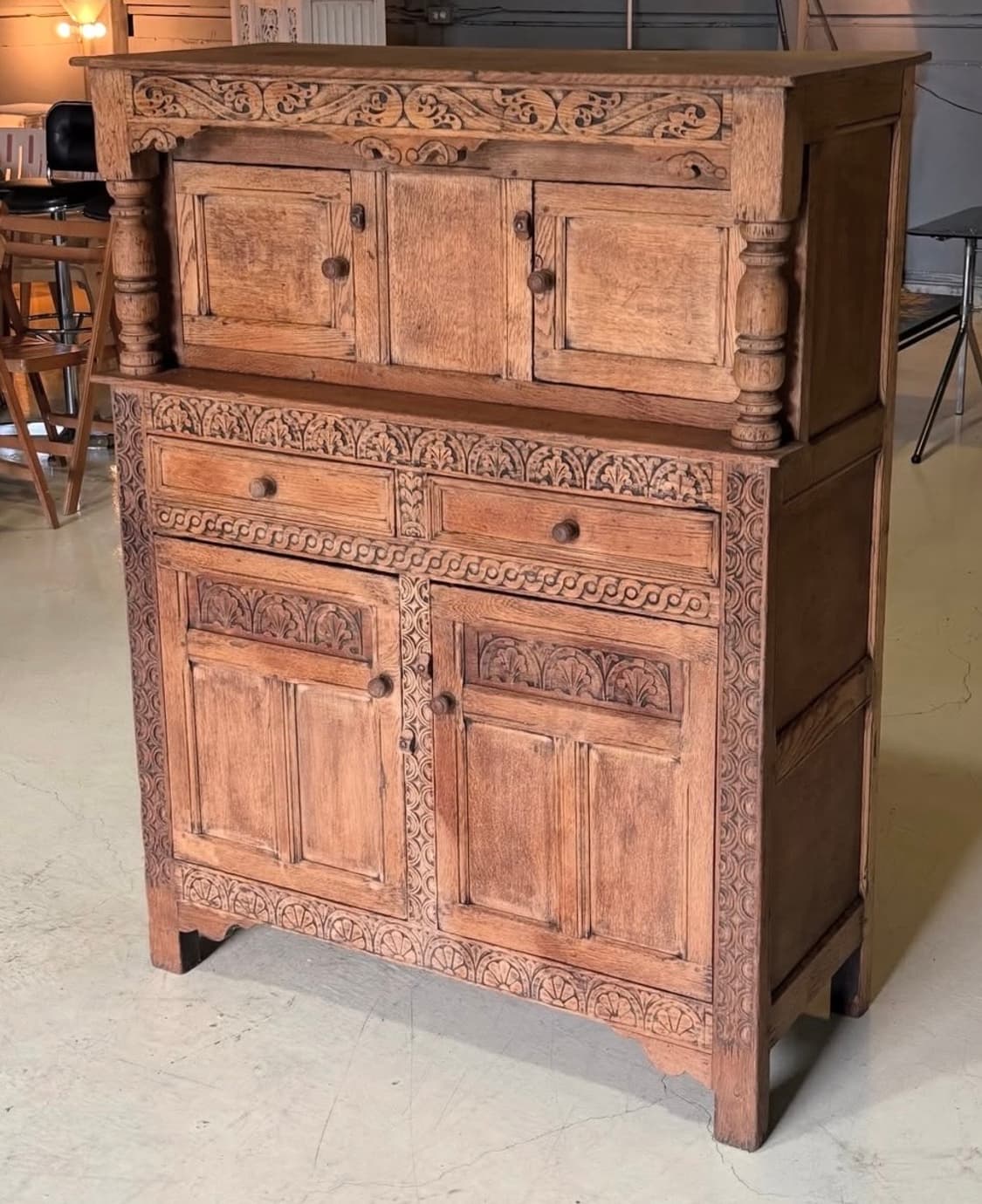 빈티지가구 앤틱가구 영국 오크 카빙 코트 컵보드 캐비넷 상품이미지1