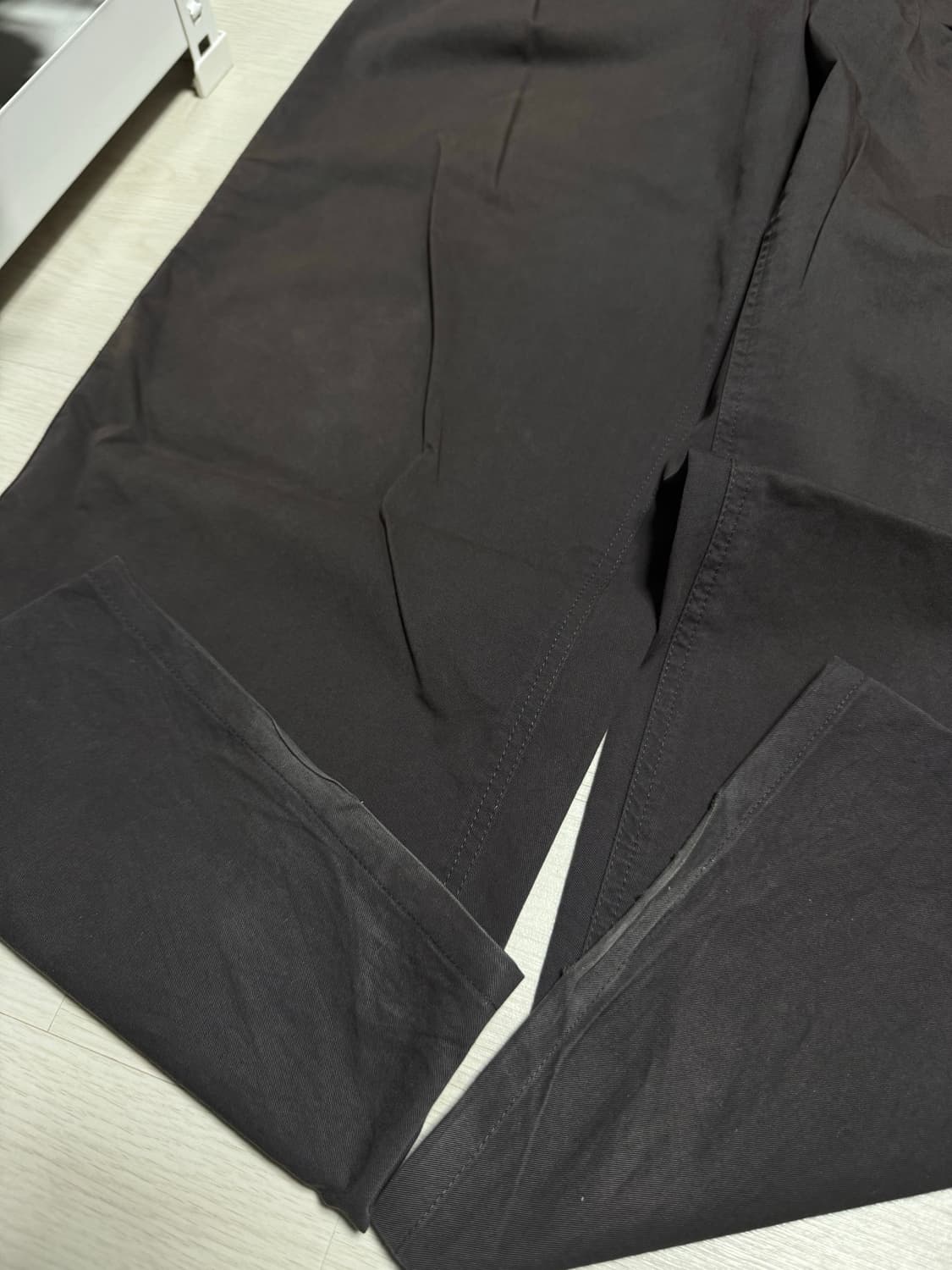 노드아카이브 와이드 테이퍼드 치노 차콜브라운 2 상품이미지2