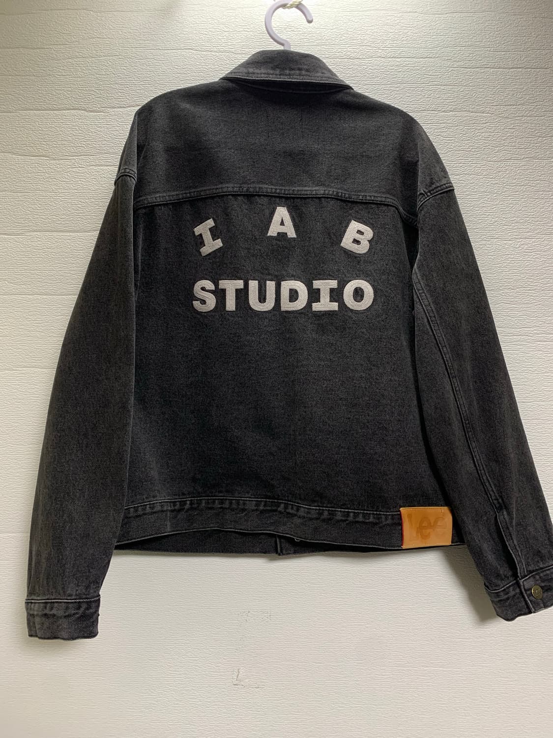 IAB STUDIO x LEE 데님 자켓 블랙 상품이미지1