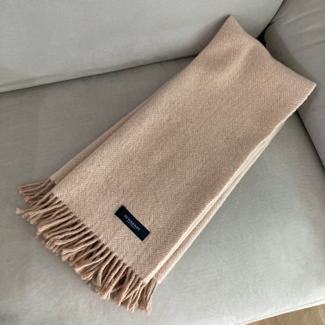 정품) 버버리 울100 숄 겸 무릎담요 베이지 상품이미지6