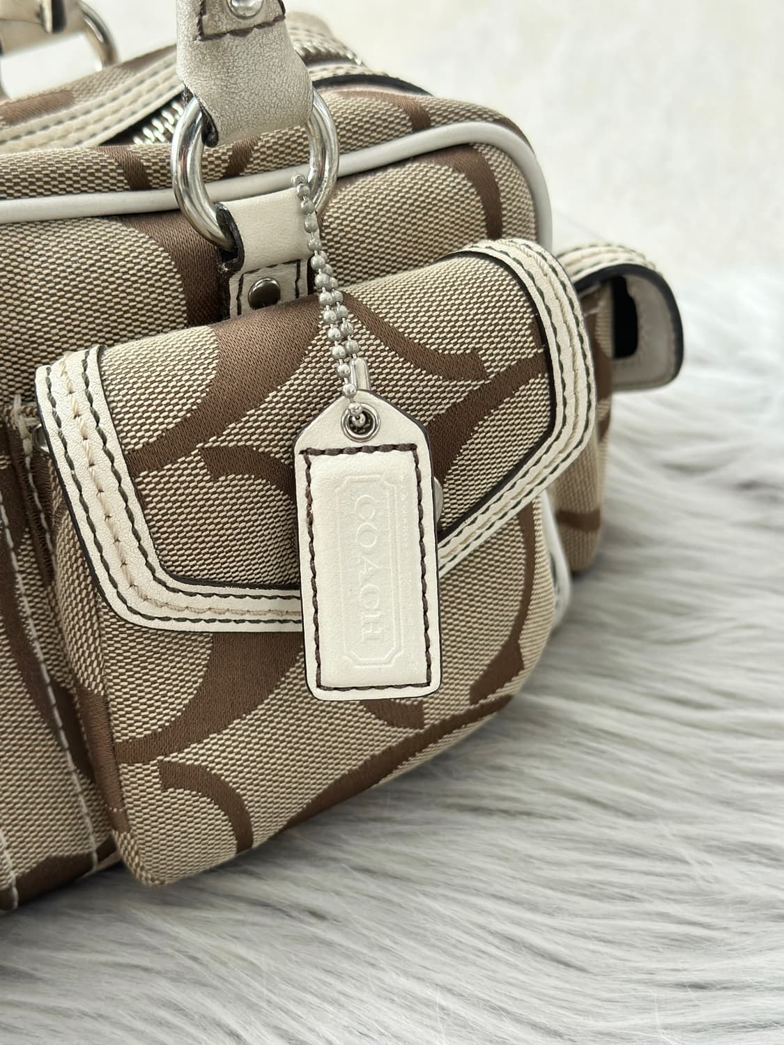 코치 자카드 멀티포켓 핸드백 상품이미지2