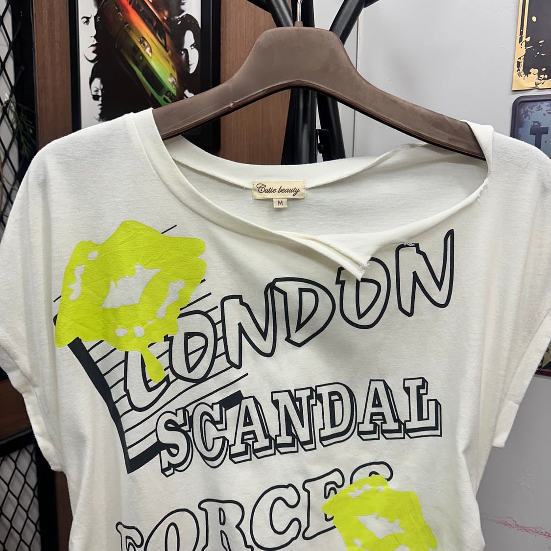 Funky Lettering One-Shoulder T-Shirt 상품이미지3